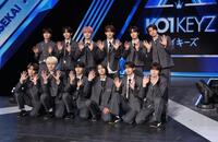 手を振るＫＯ１ＫＥＹＺ（前列左から）ＴＯＷＡ、ＲＹＵＪＩ、ＹＵＲＡ、ＫＥＩＴＯ、ＲＹＯＧＡ、ＫＯＳＵＫＥ（後列左から）ＩＳＳＡ、ＳＨＩＮＨＡＥＮＧ、ＹＯＳＨＩＫＩ、Ｋ．ＤＡＩＫＩ、ＳＩＹＯＵＮＧ、ＹＵＫＩ＝東京体育館（撮影・西岡正）