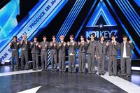 お披露目されたＫＯ１ＫＥＹＺ（左から）ＴＯＷＡ、ＲＹＵＪＩ、ＹＵＲＡ、ＩＳＳＡ　、ＳＨＩＮＨＡＥＮＧ、ＹＯＳＨＩＫＩ、Ｋ．ＤＡＩＫＩ、ＳＩＹＯＵＮＧ、ＹＵＫＩ、ＫＥＩＴＯ、ＲＹＯＧＡ、ＫＯＳＵＫＥ＝東京体育館（撮影・西岡正）