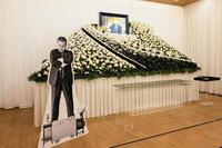 加藤一二三さんお別れの会で飾られた遺影や祭壇、パネル（日本将棋連盟提供）