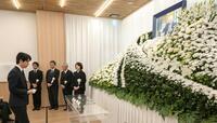 献花する藤井聡太六冠（左）＝日本将棋連盟提供
