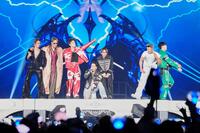 ツアー初日を迎えた三代目　Ｊ　ＳＯＵＬ　ＢＲＯＴＨＥＲＳの（左から）今市隆二、小林直己、岩田剛典、ØＭＩ、ＮＡＯＴＯ、ＥＬＬＹ、山下健二郎
