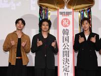 ポーズを決める（左から）福士蒼汰、水上恒司、ユンホ（撮影・佐々木彰尚）