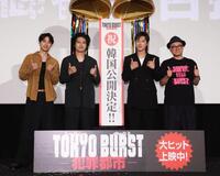 ポーズを決める（左から）福士蒼汰、水上恒司、ユンホ、内田英治監督（撮影・佐々木彰尚）
