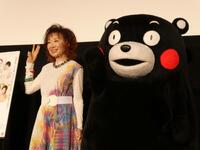 撮影に応じる（左から）三田佳子、くまモン