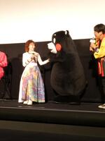 握手する（左から）三田佳子、くまモン、交流を見守る（右の）くまモン隊のお兄さん