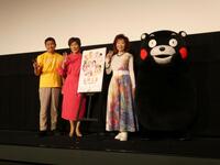 撮影に応じる（左から）香月秀之監督、高畑淳子、三田佳子、くまモン