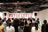 初の著書「しあわせは小走りでやって来る」の出版記念イベントに登場したアキナ・山名文和（右）と、妻の宇都宮まき＝大阪市内
