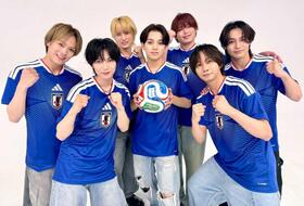ワールドカップを全力で応援することになったＴｒａｖｉｓ　Ｊａｐａｎの（前列左から）松倉海斗、七五三掛龍也、宮近海斗、中村海人、松田元太（後列同）川島如恵留、吉澤閑也　