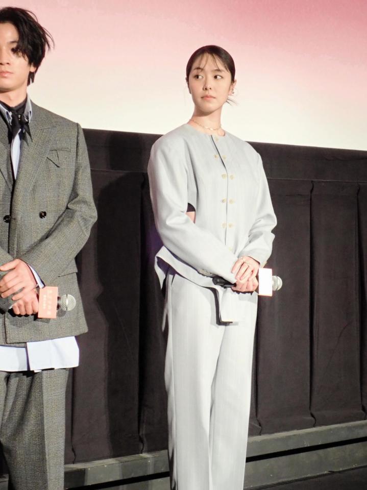 「モブ子の恋」公開記念舞台あいさつを行った唐田えりか