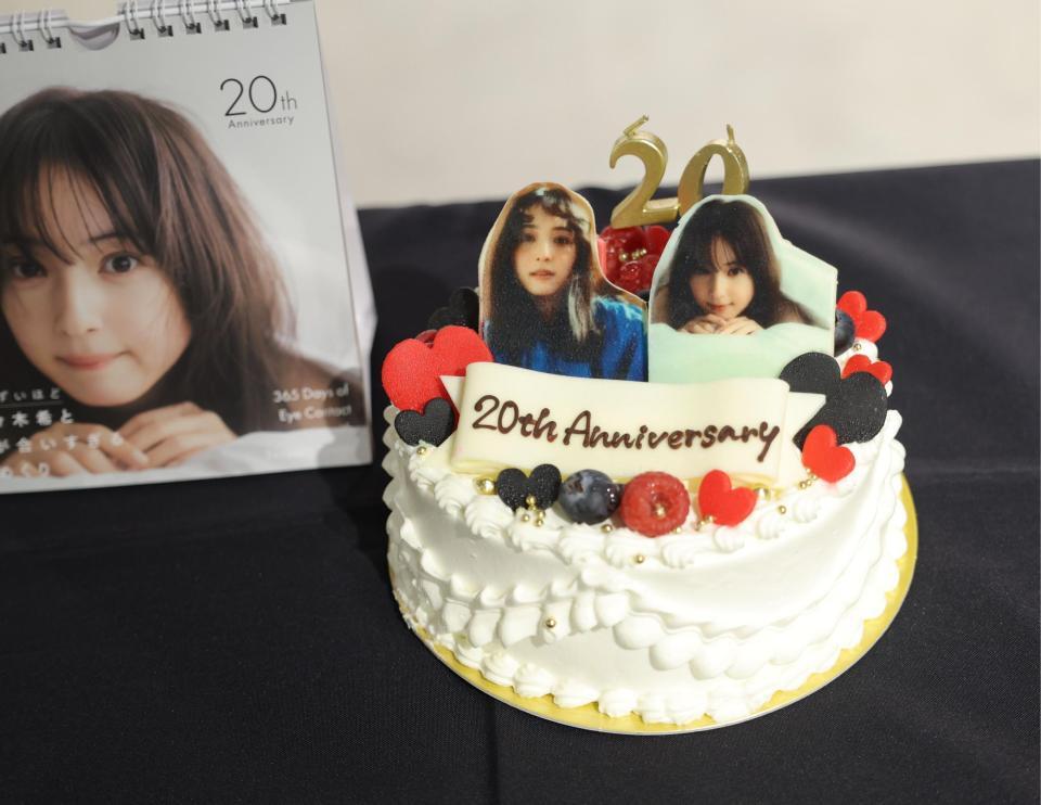 佐々木希のデビュー２０周年を祝うケーキ（撮影・西岡正）