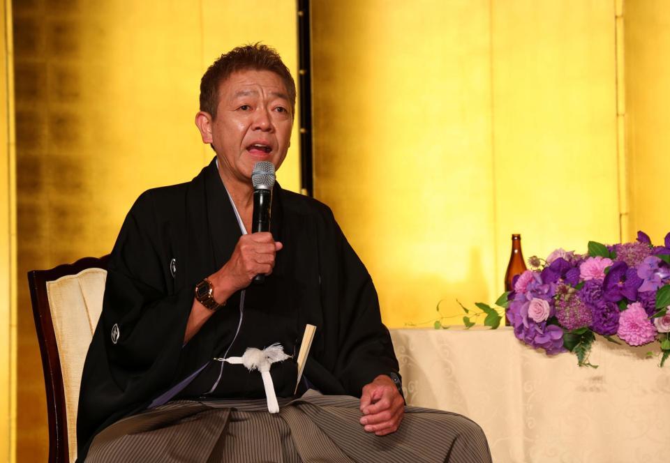 トークで盛り上げる玉袋筋太郎（撮影・石井剣太郎）