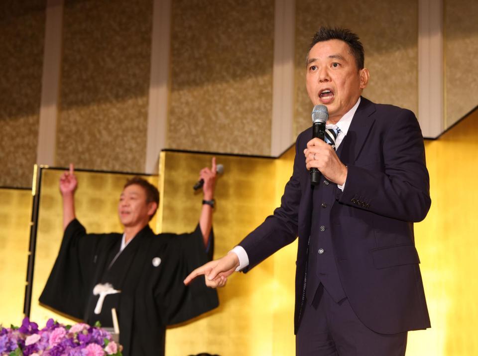 玉袋筋太郎にお祝いの言葉を贈る爆笑問題・太田光（右）＝撮影・石井剣太郎