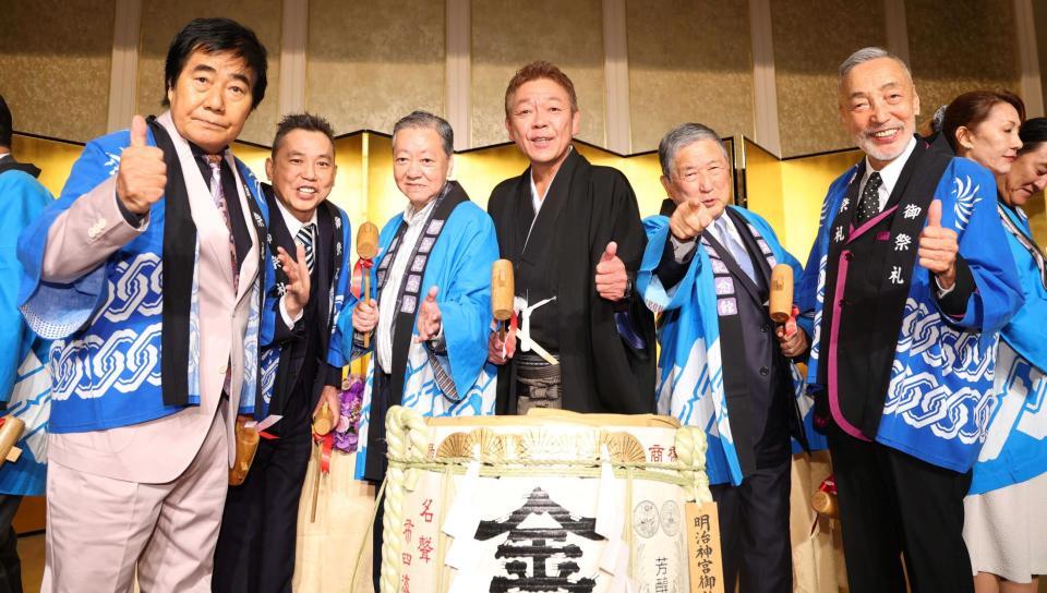 　（左から）村西とおる氏、太田光、高田文夫、（右から）テリー伊藤、徳光和夫に祝福される玉袋筋太郎