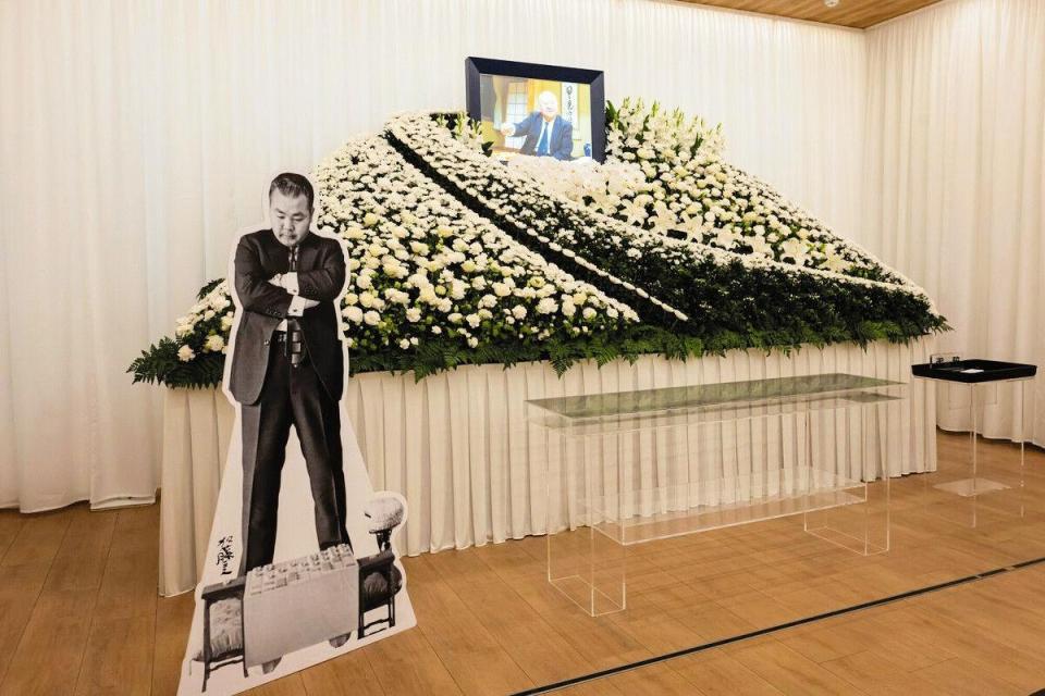加藤一二三さんお別れの会で飾られた遺影や祭壇、パネル（日本将棋連盟提供）
