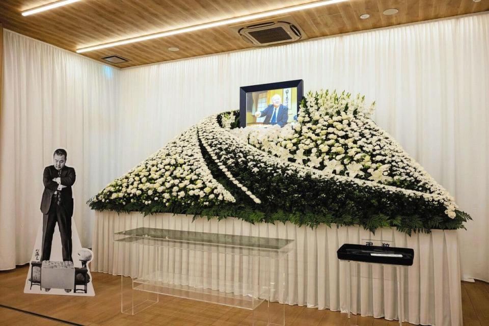 加藤一二三さんお別れの会で飾られた遺影や祭壇、パネル（日本将棋連盟提供）
