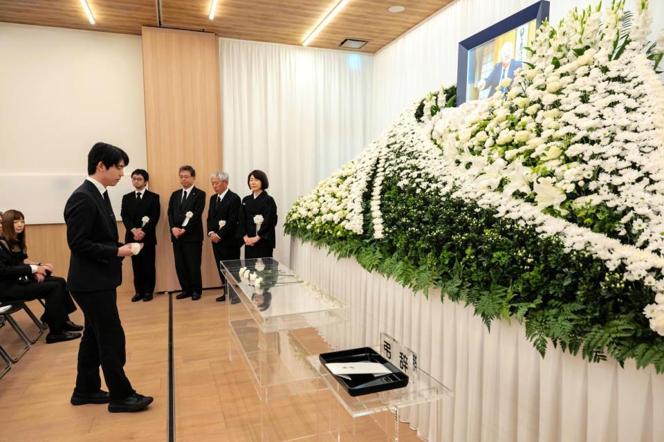 加藤一二三さんのお別れの会で献花する藤井聡太六冠（日本将棋連盟提供）