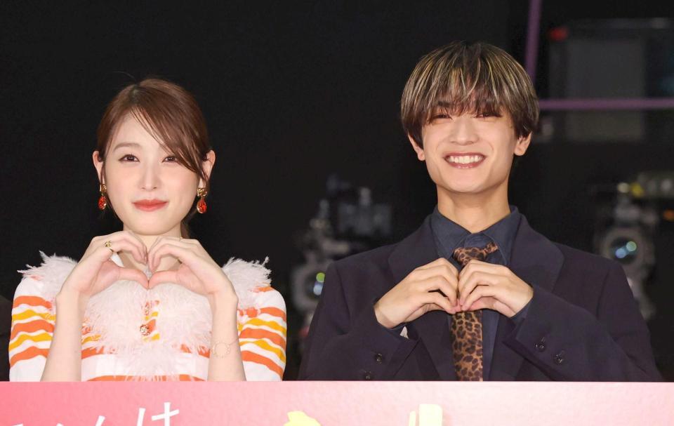 ポーズをとる高橋ひかる（左）となにわ男子・高橋恭平（撮影・石井剣太郎）