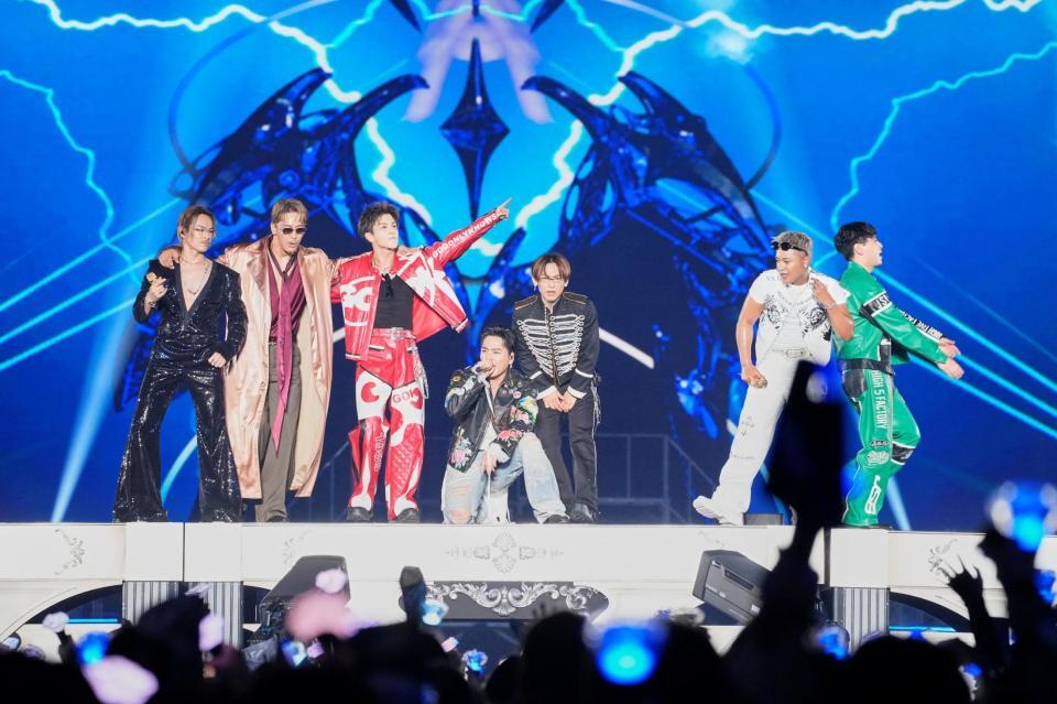 ツアー初日を迎えた三代目　Ｊ　ＳＯＵＬ　ＢＲＯＴＨＥＲＳの（左から）今市隆二、小林直己、岩田剛典、ØＭＩ、ＮＡＯＴＯ、ＥＬＬＹ、山下健二郎