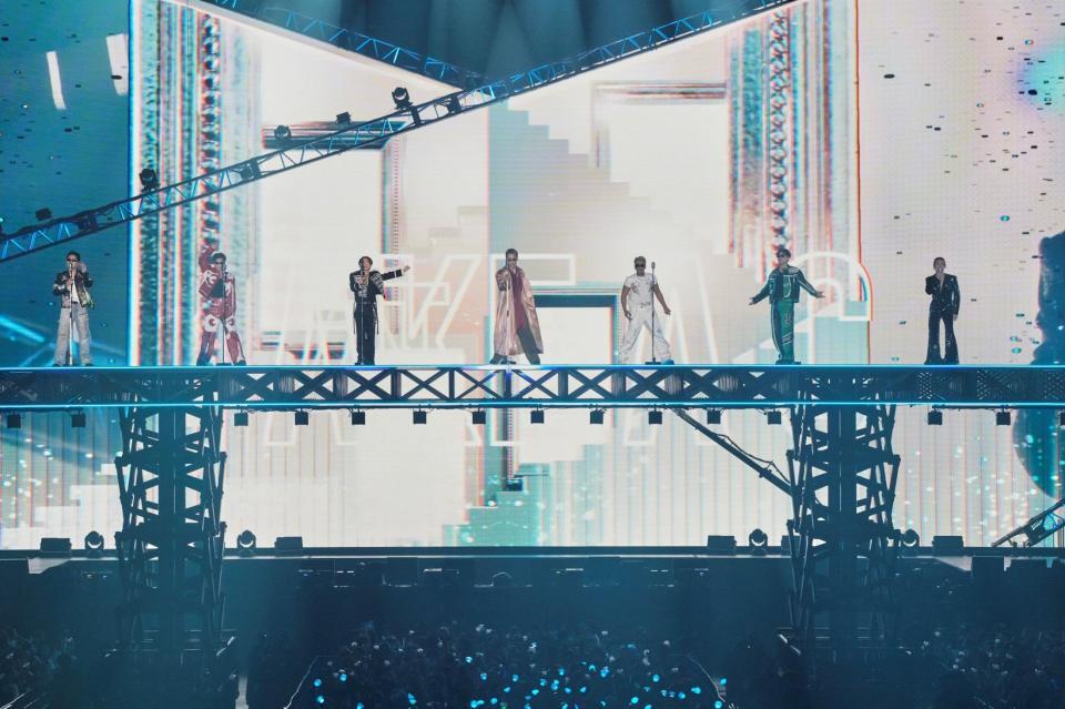 ムービングステージでパフォーマンスする三代目　Ｊ　ＳＯＵＬ　ＢＲＯＴＨＥＲＳ