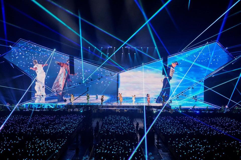 オープニングのステージ全景