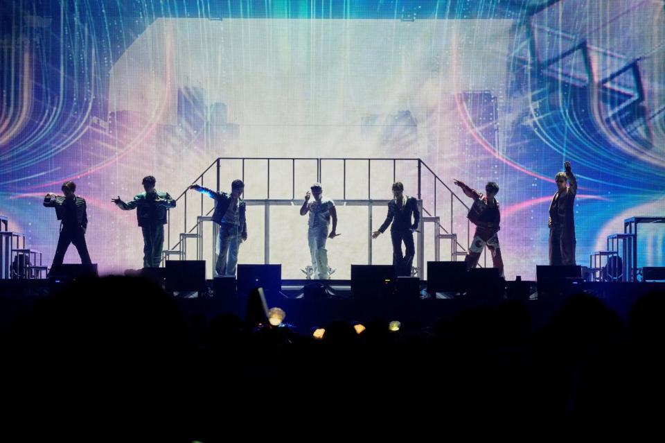 ステージでポーズを取る三代目　Ｊ　ＳＯＵＬ　ＢＲＯＴＨＥＲＳ