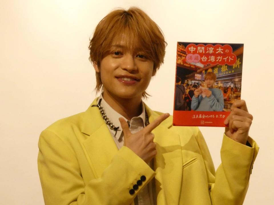 笑顔で撮影に応じる中間淳太