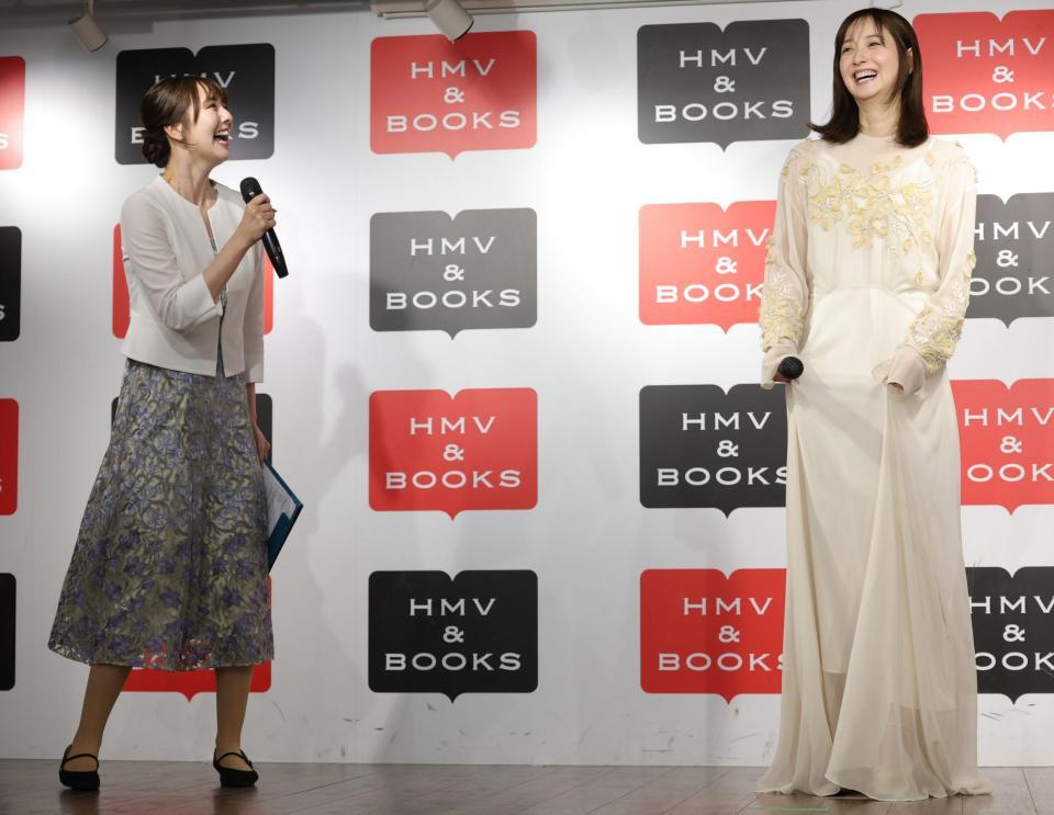 相場詩織（左）とトークする佐々木希＝６日