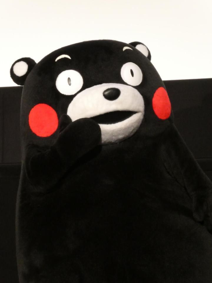 キュートに観客席を見渡すくまモン