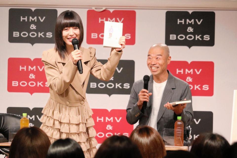 アキナ・山名文和（右）初の著書「しあわせは小走りでやって来る」をＰＲする妻の宇都宮まき