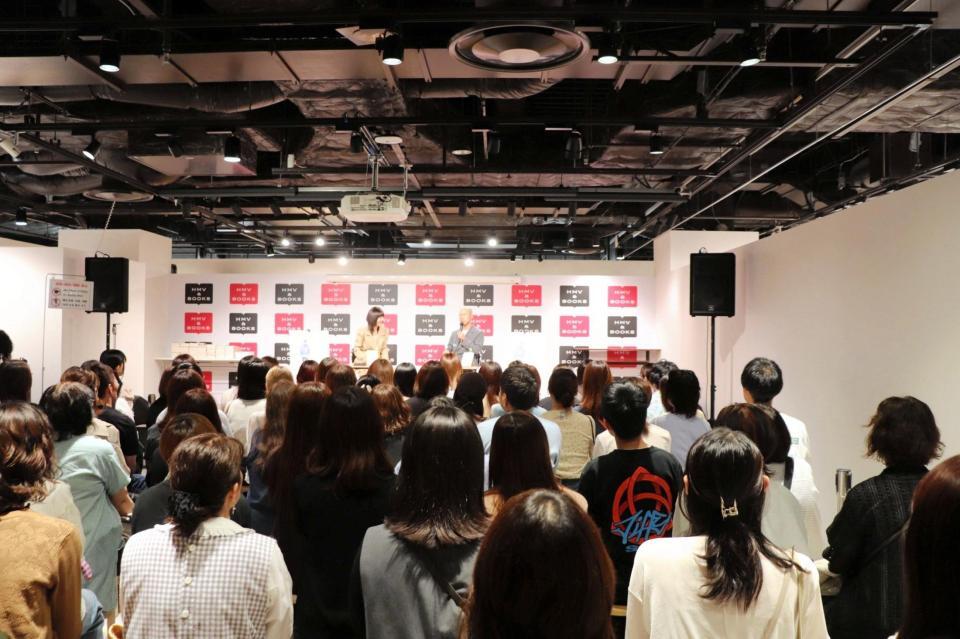 初の著書「しあわせは小走りでやって来る」の出版記念イベントに登場したアキナ・山名文和（右）と、妻の宇都宮まき＝大阪市内
