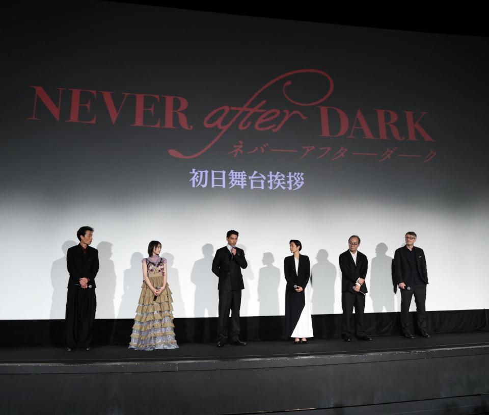 （左から）吉岡睦雄、稲垣来泉、賀来賢人、木村多江、正名僕蔵、デイヴ・ボイル監督＝東京・ＴＯＨＯシネマズ日比谷