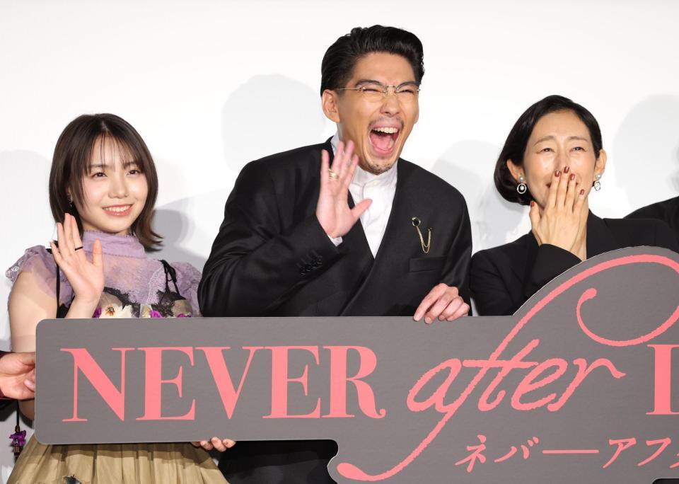 笑顔の（左から）稲垣来泉、賀来賢人、木村多江（撮影・棚橋慶太）