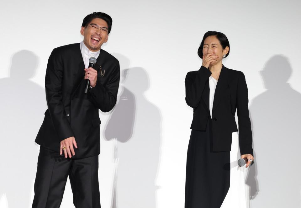 トークで盛り上がる賀来賢人（左）と木村多江＝東京・ＴＯＨＯシネマズ日比谷（撮影・棚橋慶太）