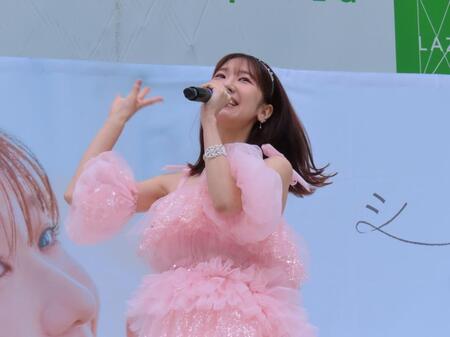 ソロでのミニライブを行った柏木由紀