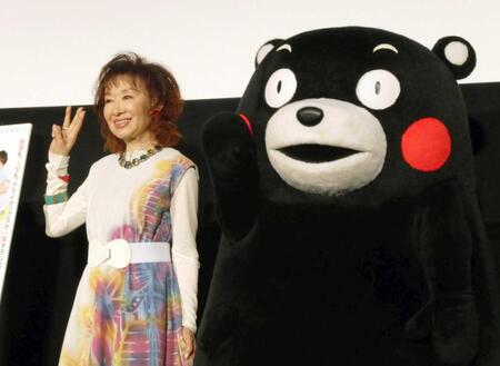 　舞台あいさつに登壇した三田佳子（左）、くまモン
