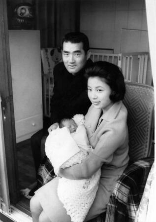 赤ちゃんを抱いた妻・亜希子さんと長嶋茂雄さん＝１９６６年１月