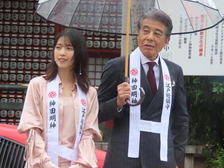 映画「免許返納！？」の大ヒット祈願を行った（左から）西野七瀬、舘ひろし