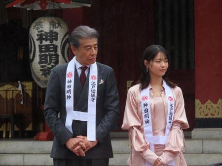 映画「免許返納！？」の大ヒット祈願を行った（右から）西野七瀬、舘ひろし