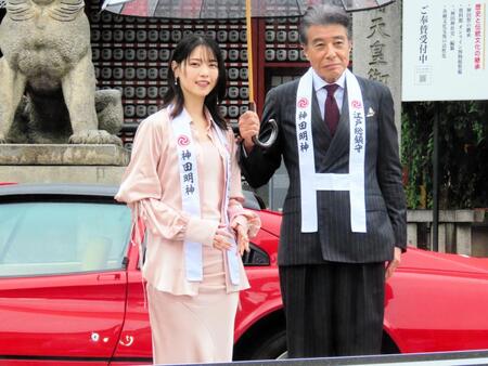 映画「免許返納！？」の大ヒット祈願を行った（左から）西野七瀬、舘ひろし