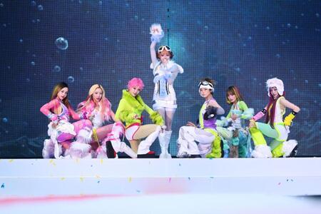 ウェンブリー・スタジアムでパフォーマンスするＸＧの（左から）ＨＡＲＶＥＹ、ＭＡＹＡ、ＣＨＩＳＡ、ＪＵＲＩＡ、ＣＯＣＯＮＡ、ＪＵＲＩＮ、ＨＩＮＡＴＡ