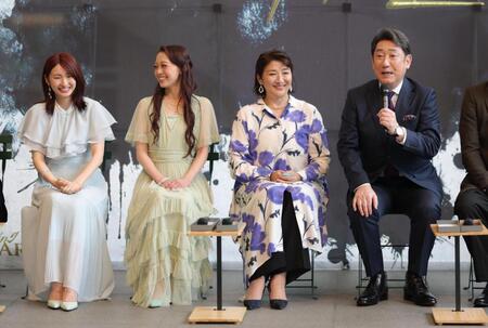 井上小百合（左端）が、娘となった能條愛未の親友であるという話しになり、互いに照れる中村芝翫（右端）＝撮影・吉澤敬太