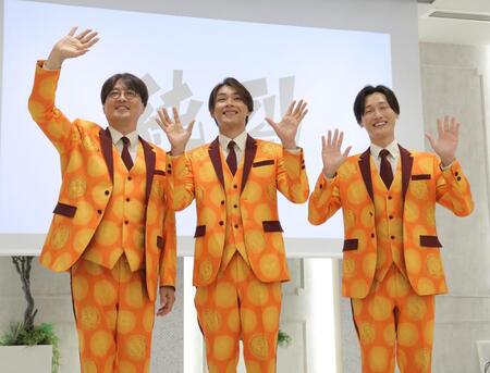 会見の最後に手を振る純烈の（左から）酒井一圭、白川裕二郎、後上翔太（撮影・西岡正）