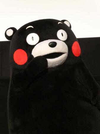 キュートに観客席を見渡すくまモン＝都内