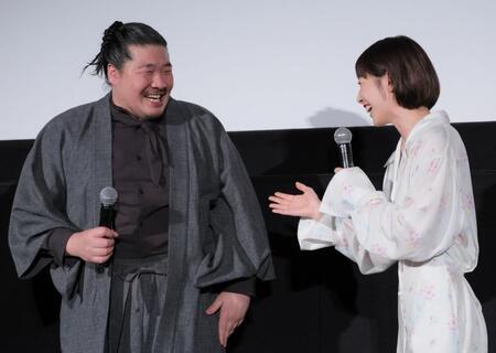 笑い合う一ノ瀬ワタル（左）と夏帆（撮影・吉澤敬太）