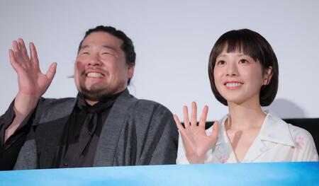 手を振る一ノ瀬ワタル（左）と夏帆（撮影・吉澤敬太）