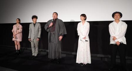 登壇した（左から）山﨑七海、上阪隼人、一ノ瀬ワタル、夏帆、吉田恵輔監督（撮影・吉澤敬太）