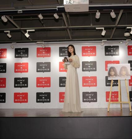 カレンダー発売記念イベントに登場する佐々木希＝ＨＭＶ＆ＢＯＯＫＳ　ＳＨＩＢＵＹＡ（撮影・西岡正）