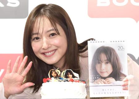 ケーキの前で手を振る佐々木希（撮影・西岡正）