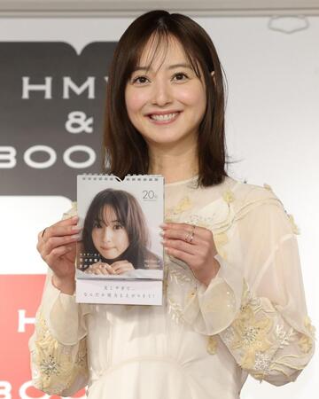 カレンダーを手に笑顔を見せる佐々木希＝ＨＭＶ＆ＢＯＯＫＳ　ＳＨＩＢＵＹＡ（撮影・西岡正）