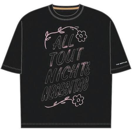 シングル『愛こそはすべて』のジャケット写真でリンゴ・スターが手に持つメッセージをフィーチャーした「Ａｌｌ　Ｔｏｕｔ　Ｎｉｃｈｔｓ　Ｎｅｃｅｓｉｔａｓ　Ｔ-ｓｈｉｒｔｓ　Ｂｌａｃｋ」